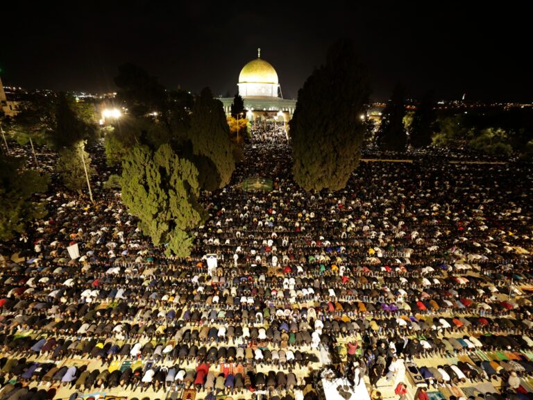 رغم قيود الاحتلال وحواجزه.. أكثر من ربع مليون فلسطيني يحيون ليلة الـ27 من رمضان في الأقصى | أخبار