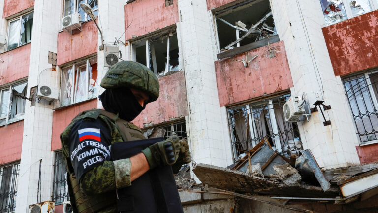 قذيفة تستهدف حيًّا سكنيا قرب مبنى حكومي بدونيتسك الأوكرانية | البرامج
